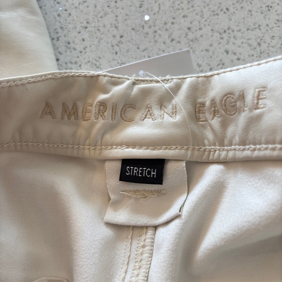 American Eagle Faux Leather Cream Elastic High Waisted Cargo Pants Size 8 Long - Picture 15 of 15